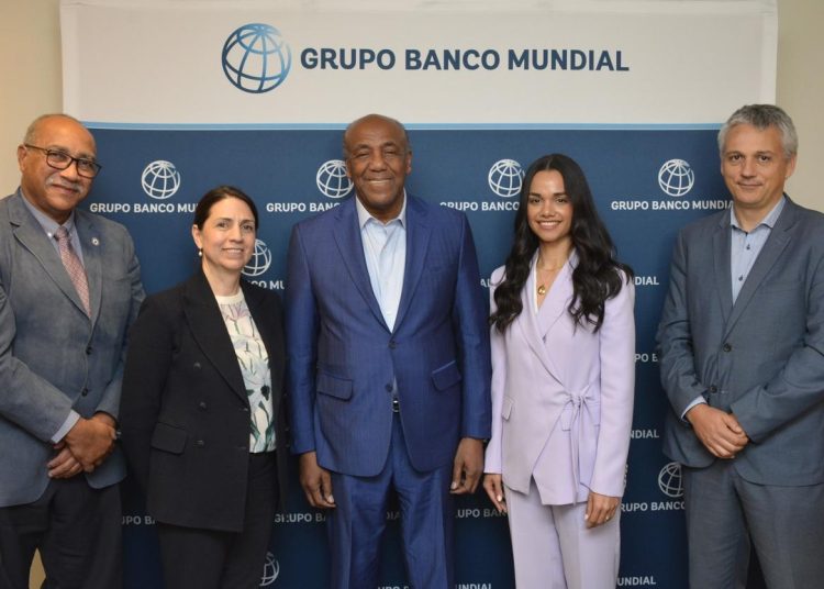 Miguel Díaz, Gabriela Elizondo, ministro Antonio Almonte, Chadia Abreu y David Villar Ferrenbach. - Fuente externa.