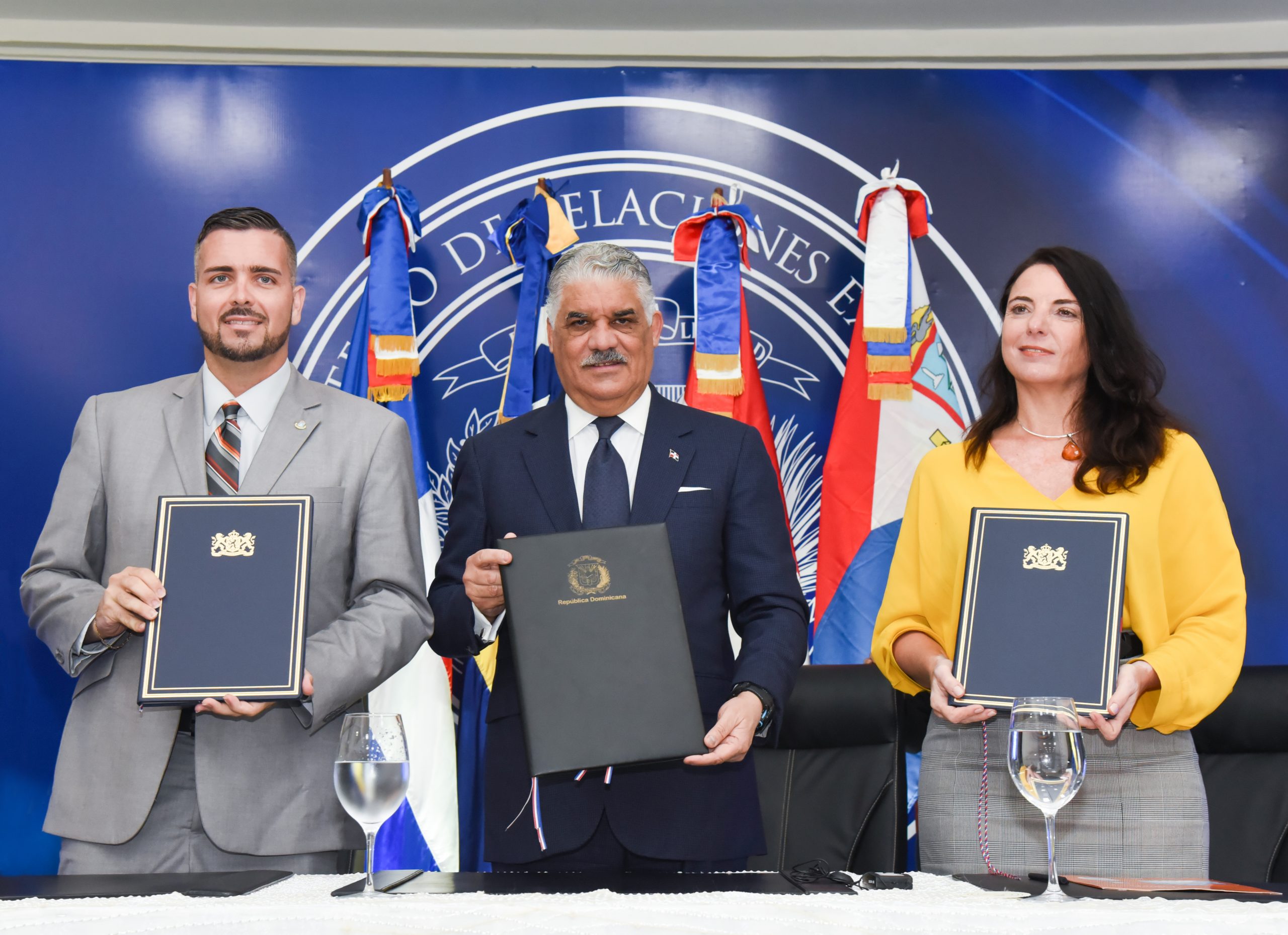 miguel vargas firma acuerdos con paises bajos y san martin