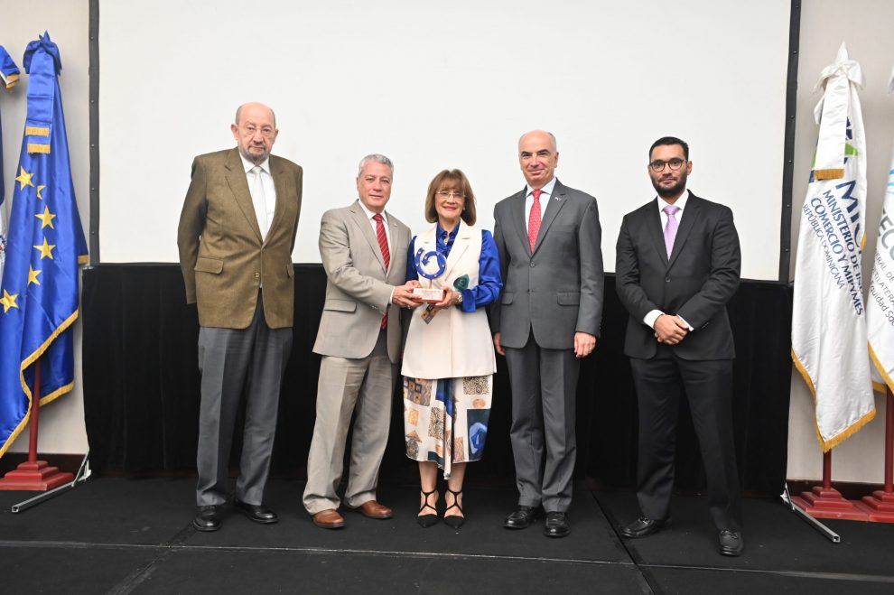 milagros abreu recibe el reconocimiento epa de la mano del ministro de industria y comercio