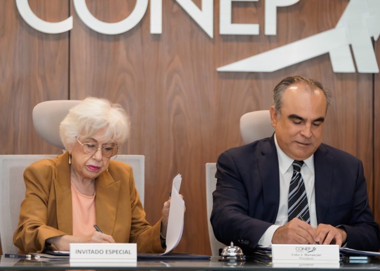 Milagros Ortiz Bosch y Celso Juan Marranzini durante la firma del acuerdo. - Fuente externa.