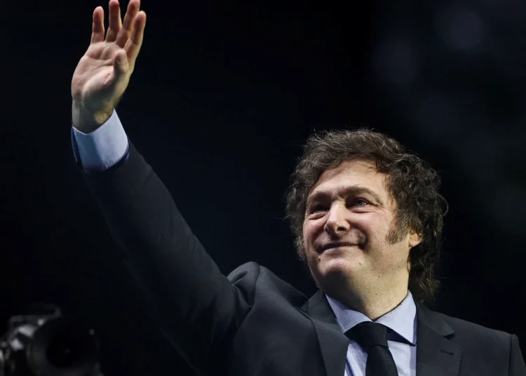 La norma declara la emergencia pública en materia administrativa, económica, financiera y energética por un plazo de un año, dando al Ejecutivo facultades delegadas en esas materias.