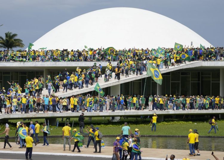 Partidarios del expresidente de Brasil, Jair Bolsonaro, protestaron este domingo en las afueras del Congreso Nacional en Brasilia, exigiendo una "intervención federal" y desconociendo al actual mandatario, Lula da Silva. | Eraldo Peres, AP.