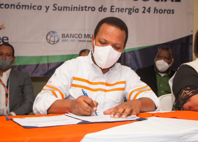 Milton Morrison durante la firma del pacto social en Villa Altagracia.