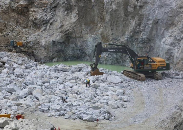 Una excavadora en la planta de Bikita en Zimbabwe, la única mina de África que produce pegmatita de litio. /Aaron Ufumel, EFE.