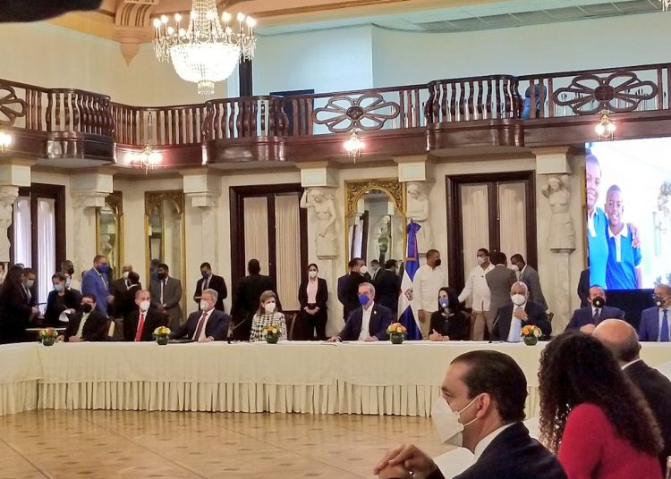 El presidente Luis Abinader, junto al ministro de Educación, Roberto Fulcar, presentan el Plan de Educación 2020-2021.