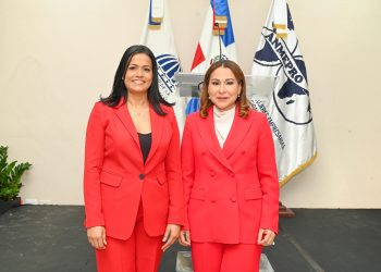 La presidenta de ANMEPRO, Verónica Núñez, y la ministra de la Mujer, Mayra Jiménez.