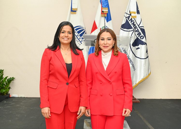 La presidenta de ANMEPRO, Verónica Núñez, y la ministra de la Mujer, Mayra Jiménez.