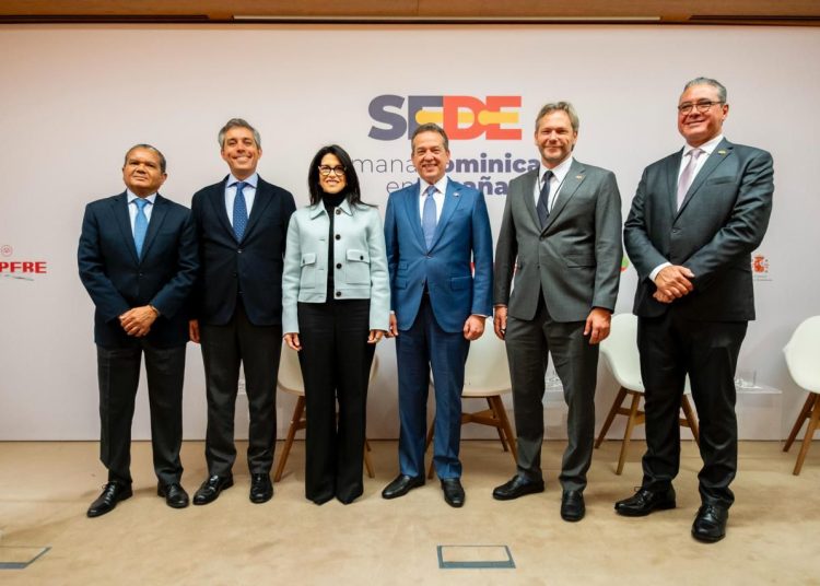 Víctor Bisonó explicó que en 2025 han sido aprobadas 49 nuevas empresas en RD.