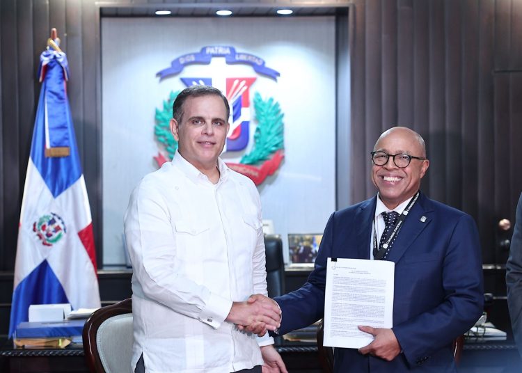 Ministro Jochi Vicente deposita Proyecto de Ley de Modernización Fiscal en Congreso Nacional. - Fuente externa.