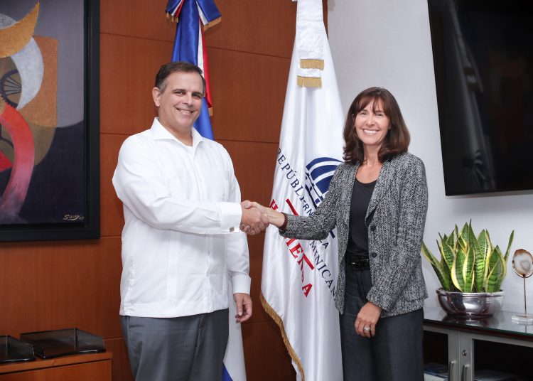 Jochi Vicente y representante Grupo BID en RD, Katharina Falkner-Olmedo.