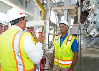 Ministro Joel Santos escuchando los detalles sobre la turbina de la central eléctrica de Manzanillo. - Fuente externa.