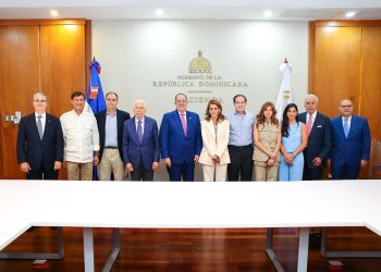 Entre los asistentes se encontraron Ligia Bonetti, presidenta ejecutiva del Grupo SID; Samir Rizek, presidente de GME y de la Asamblea de Accionistas de Alpha Inversiones; Manuel Corripio, presidente del Grupo Corripio, y Manuel Estrella, presidente del Grupo Estrella.