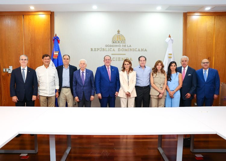 Entre los asistentes se encontraron Ligia Bonetti, presidenta ejecutiva del Grupo SID; Samir Rizek, presidente de GME y de la Asamblea de Accionistas de Alpha Inversiones; Manuel Corripio, presidente del Grupo Corripio, y Manuel Estrella, presidente del Grupo Estrella.