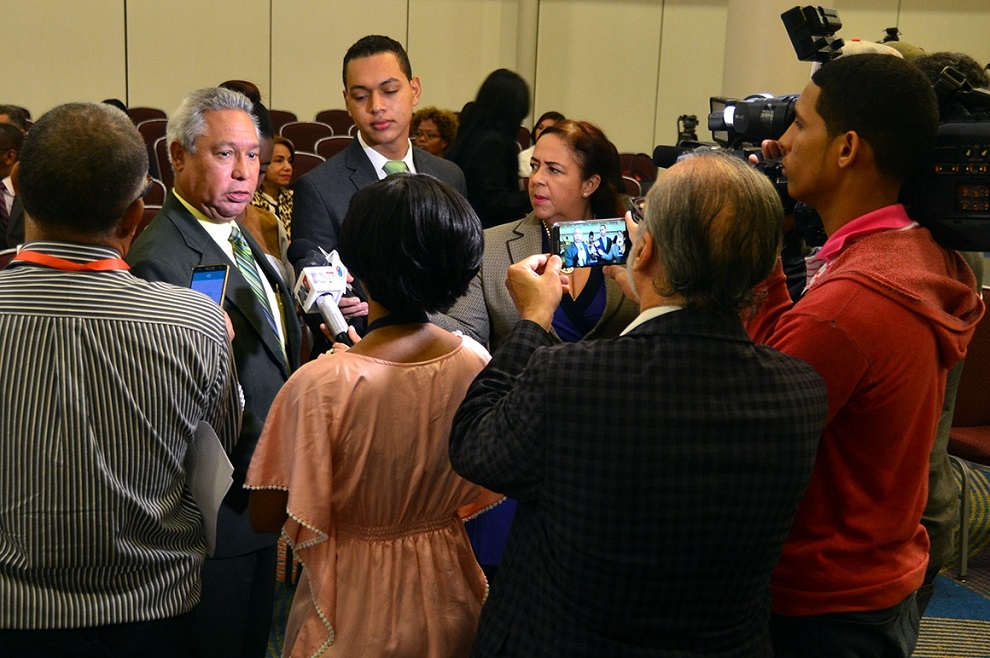 ministro conversa con la prensa