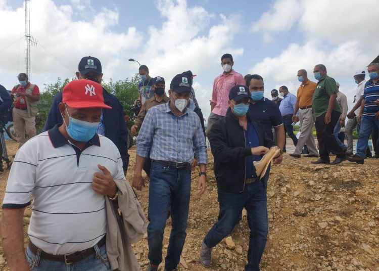 El ministro de Agricultura, Limber Cruz, visita el Bajo Yuna.