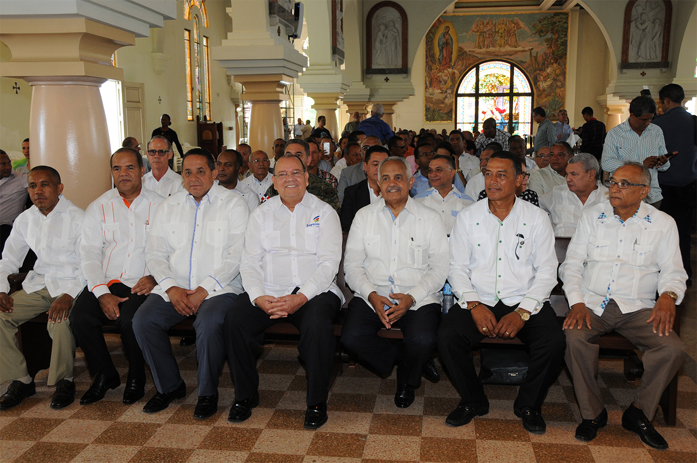 ministro de agricultura, osmar benitez, junto a productores de moca