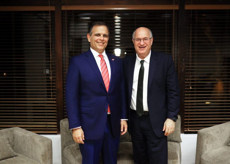 Ministro de Hacienda, Jochi Vicente, y el presidente del BID, Ilan Goldfajn. - Fuente externa.