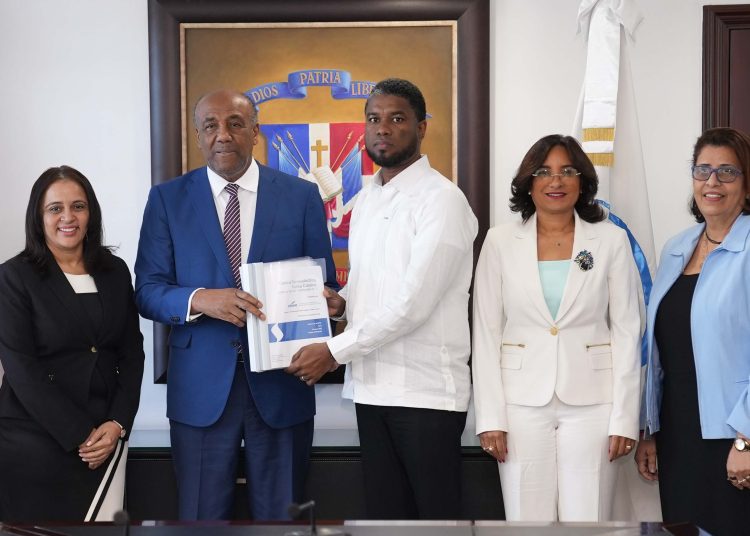 Ministro y miembros CC