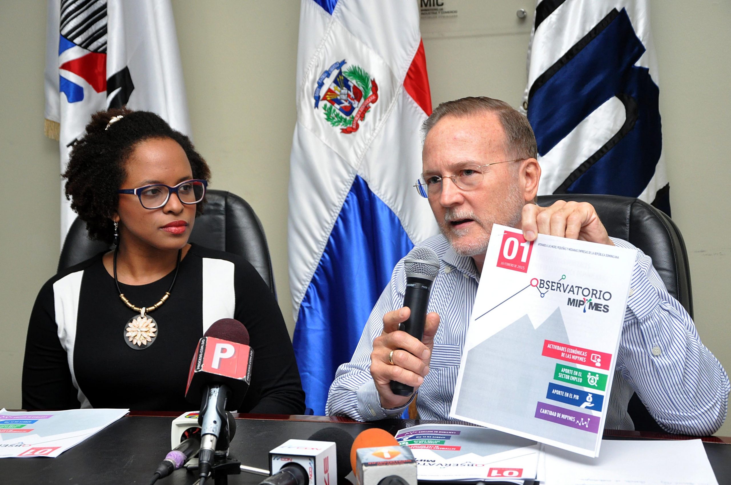 El viceministro de Fomento a las Pymes, Ignacio Méndez, y Luis Madera, encargado del Directorio de Empresas de la ONE, ofrecieron detalles del contenido de esta primera entrega./elDinero