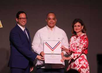 El viceministro de Asuntos Consulares y Migratorios, Opinio Díaz, recibió la medalla en representación del canciller Roberto Álvarez.