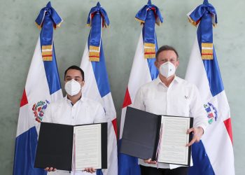El gerente general del Bandex, Juan Mustafá y el canciller Roberto Álvarez tras haber suscrito el acuerdo de cooperación interinstitucional. | Fuente externa.