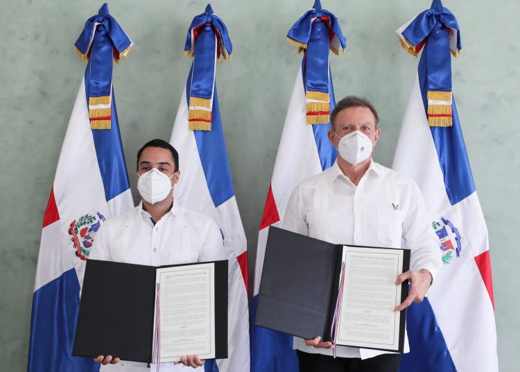 El gerente general del Bandex, Juan Mustafá y el canciller Roberto Álvarez tras haber suscrito el acuerdo de cooperación interinstitucional. | Fuente externa.