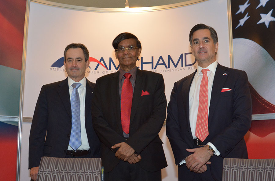 William Malamud, Mohan Munasinghe y Carlos José Martí. | GABRIEL ALCÁNTARA