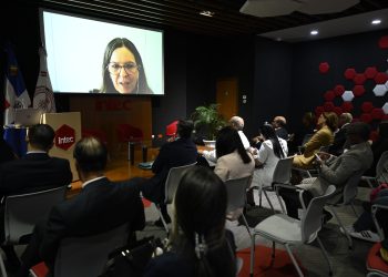 Schpallir Calijuri recomendó asegurar que los marcos regulatorios se adapten a la digitalización, capacitar al personal en nuevas herramientas digitales, fomentar la cooperación internacional y el intercambio de mejores prácticas.