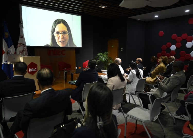 Schpallir Calijuri recomendó asegurar que los marcos regulatorios se adapten a la digitalización, capacitar al personal en nuevas herramientas digitales, fomentar la cooperación internacional y el intercambio de mejores prácticas.