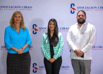 Mónika Despradel, oradora invitada, presidenta de la Fundación Nido para Ángeles_ Helen Abréu, analista sénior de Inversión Social de ACAP y Carlos Reyes, director de Educación Permanente de INTEC.