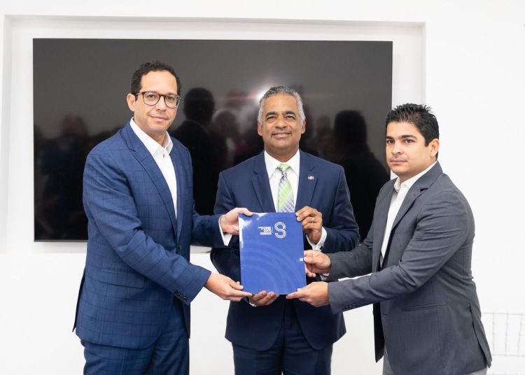 Sigmund Freund director de la DGAPP, ministro de la Presidencia Joel Santos Echavarría y  Jhael Isa director del FITRAM. | Fuente externa.