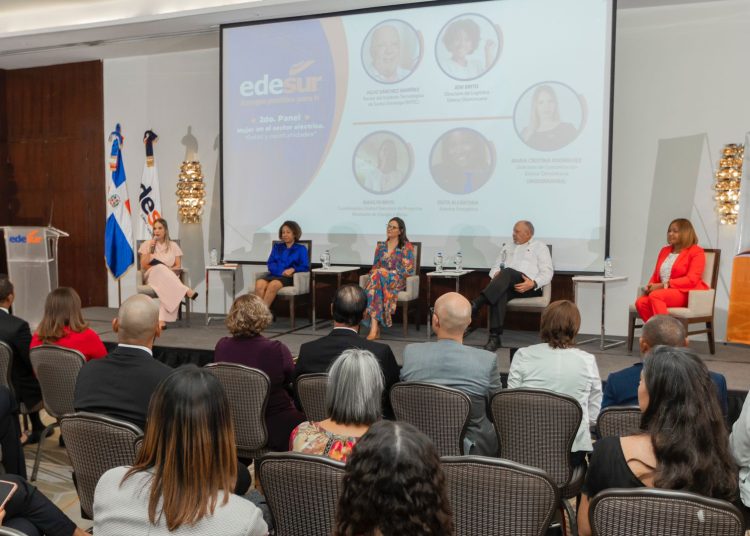 Los expositores del panel “La mujer en el sector eléctrico, retos y oportunidades”, organizado por Edesur Dominicana.