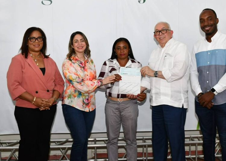 La iniciativa del Banco Agrícola y el Ministerio de la Mujer promueve el crecimiento de los emprendimientos agropecuarios liderados por mujeres.
