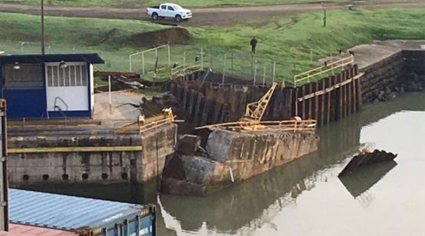 muro desprendido de la ampliación del canal