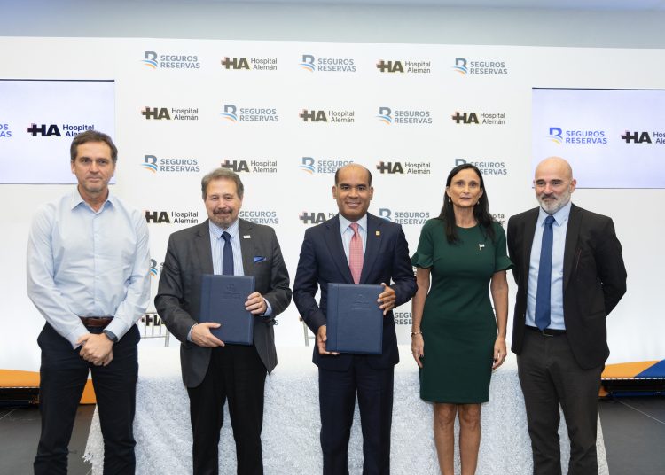 Doctor Pablo Rubino, doctor Claudio Bottaro, Víctor Rojas, Nora Capello, Embajadora de la República de Argentina en RD y doctor Lucas MC Cormack. | Fuente externa.