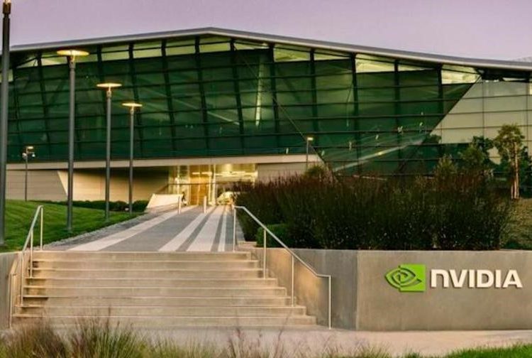 Nvidia, líder mundial en chips para IA, ha anunciado en las últimas semanas varios acuerdos con fabricantes de componentes y operadores tecnológicos.