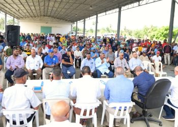 Limber Cruz realiza mesa de trabajo con productores de la zona.