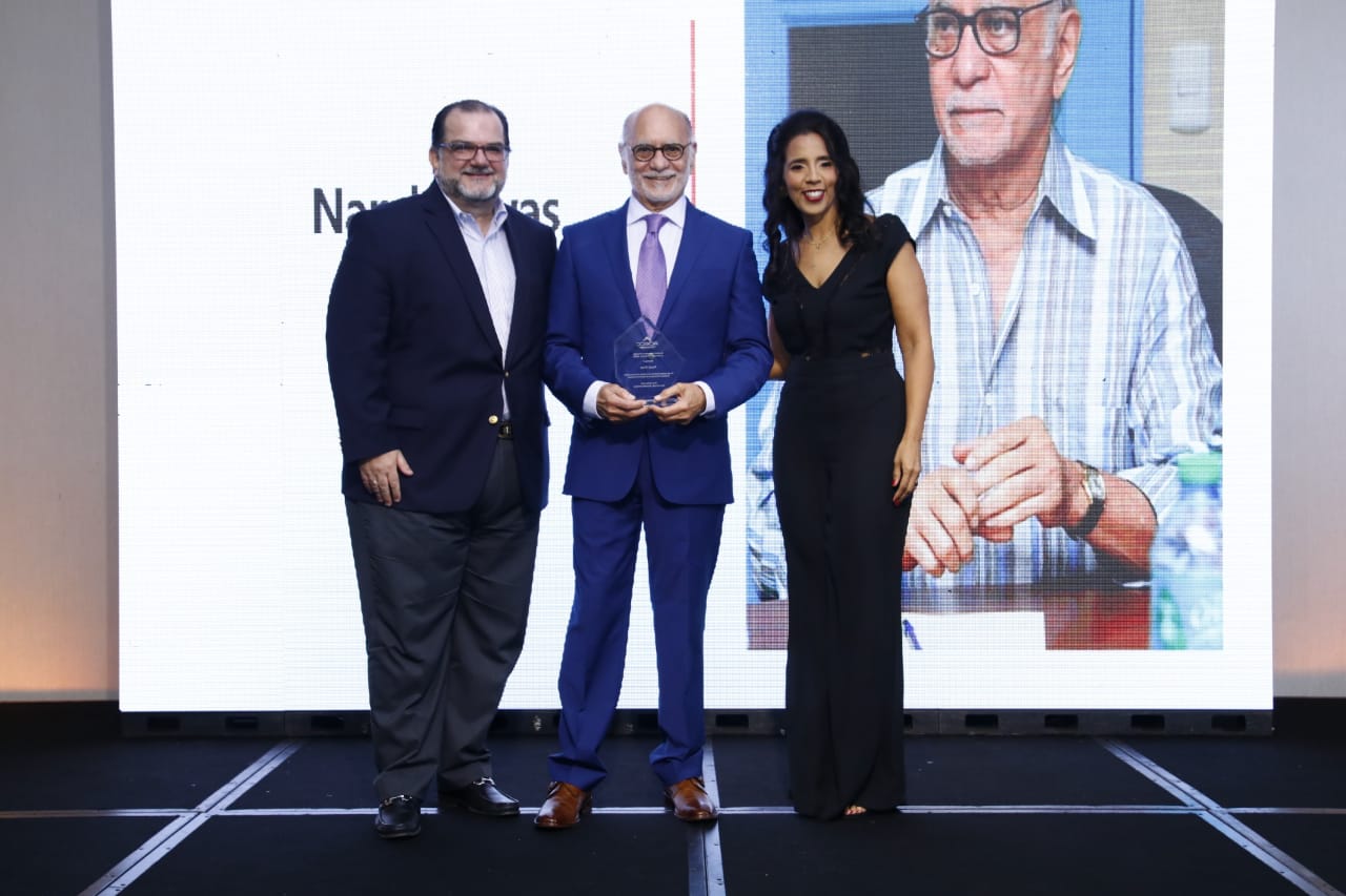 nandy rivas recibe el reconocimiento por su aporte a la industria de la comunicación comercial.