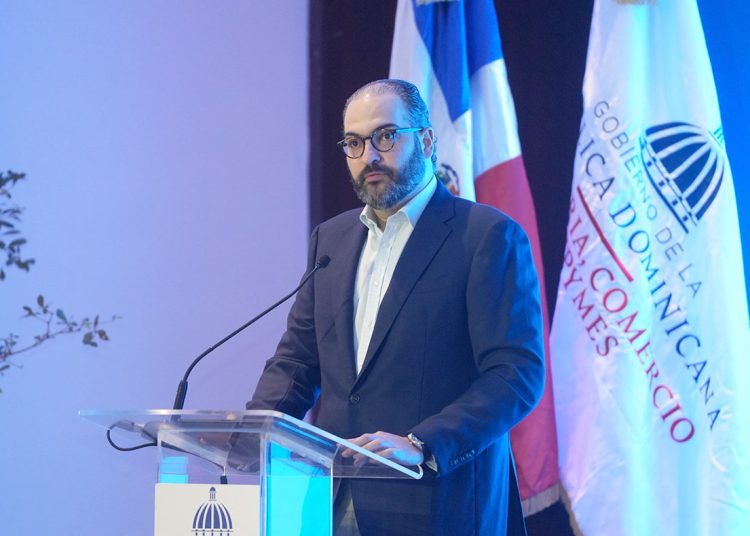 El economista Nassim José Alemany en su intervención en “EconoMICM 2024: Transformación económica, desafíos y oportunidades”.