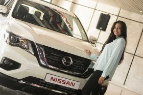 natacha gomez con su nissan pathfinder