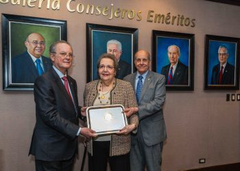 La designación de la señora Perelló Abreu como consejera emérita fue ratificada en la Asamblea General Extraordinaria-Ordinaria Anual de Accionistas del Grupo Popular.
