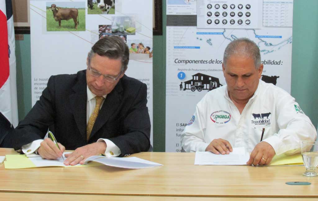 El convenio fue firmado por Claude Mamboury, de Nestlé; y Bolívar Toribio, de Ganadería.
