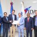 El certificado de operación fue entregado por el director general interino del IDAC, Héctor Porcella, al presidente de Nisibon AirPark, Oscar Villanueva Sued. | Fuente externa.