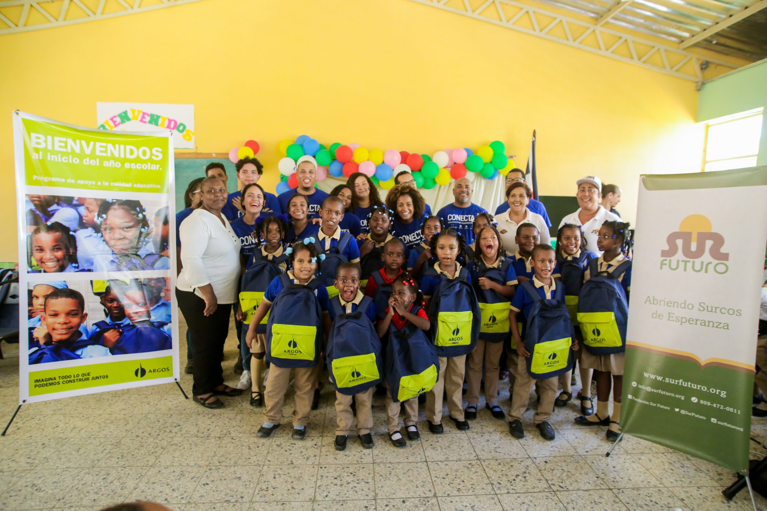 niños escuela cambelen con mochilas