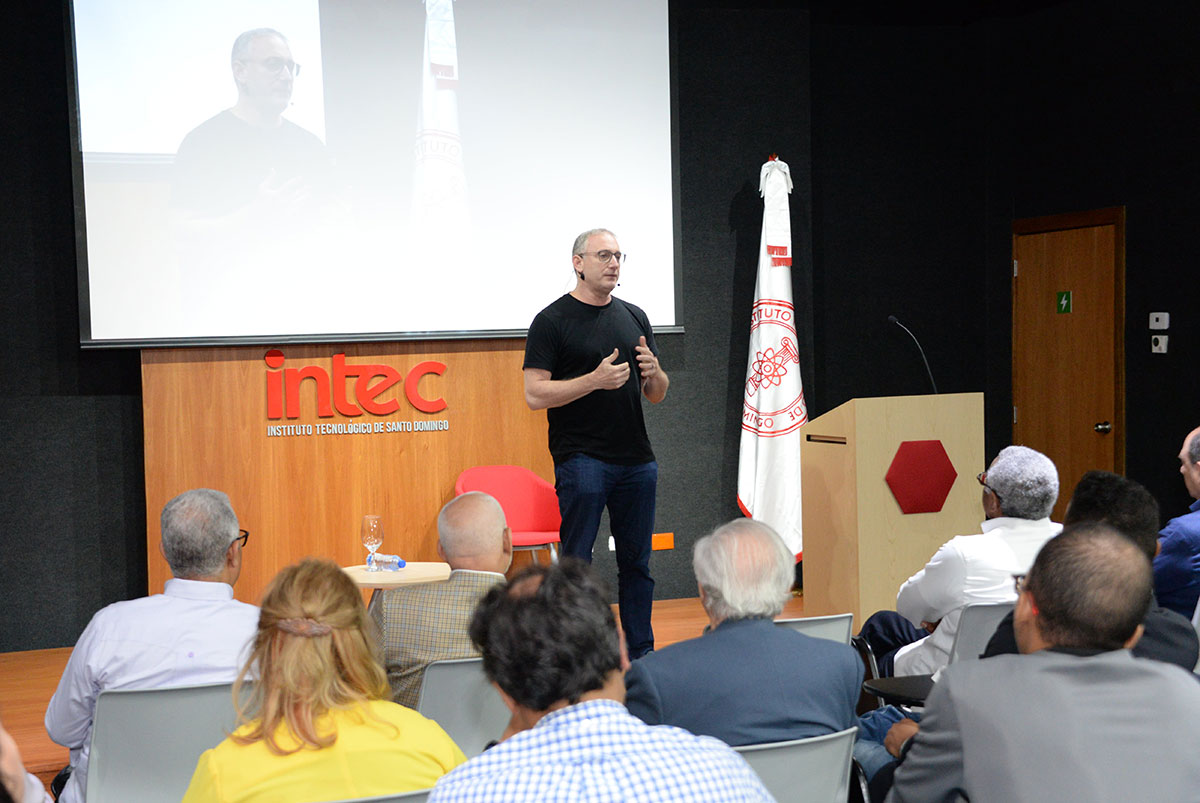 noam bardin durante la conferencia en el intec