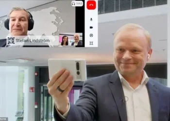 Este códec hace posible que los participantes en una llamada se escuche con sonido espacial o tridimensional en tiempo real.