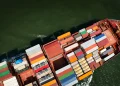 La OCDE identificó más de 800 barcos con carga retenidos tras el bloqueo marítimo.
