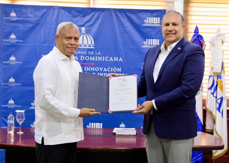 El director ejecutivo del ODAC, Ángel David Taveras Difo y el director ejecutivo del IIBI, Osmar Olivo.