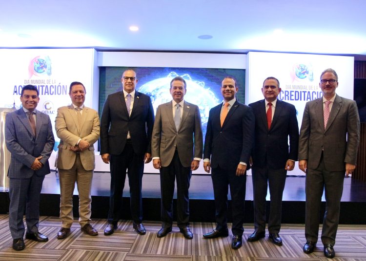 En el evento además participaron María Elena Vásquez, presidenta del Consejo de ProCompetencia; Cristian Sánchez del INAP; Julio Brache, presidente de la AIRD; Mario Pujols, vicepresidente ejecutivo, entre otros funcionarios y grupos industriales y empresariales.