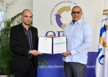El certificado de acreditación fue entregado por el director ejecutivo del ODAC, Ángel David Taveras Difo a José Esterling Álvarez, presidente de Yeal Calibraciones.